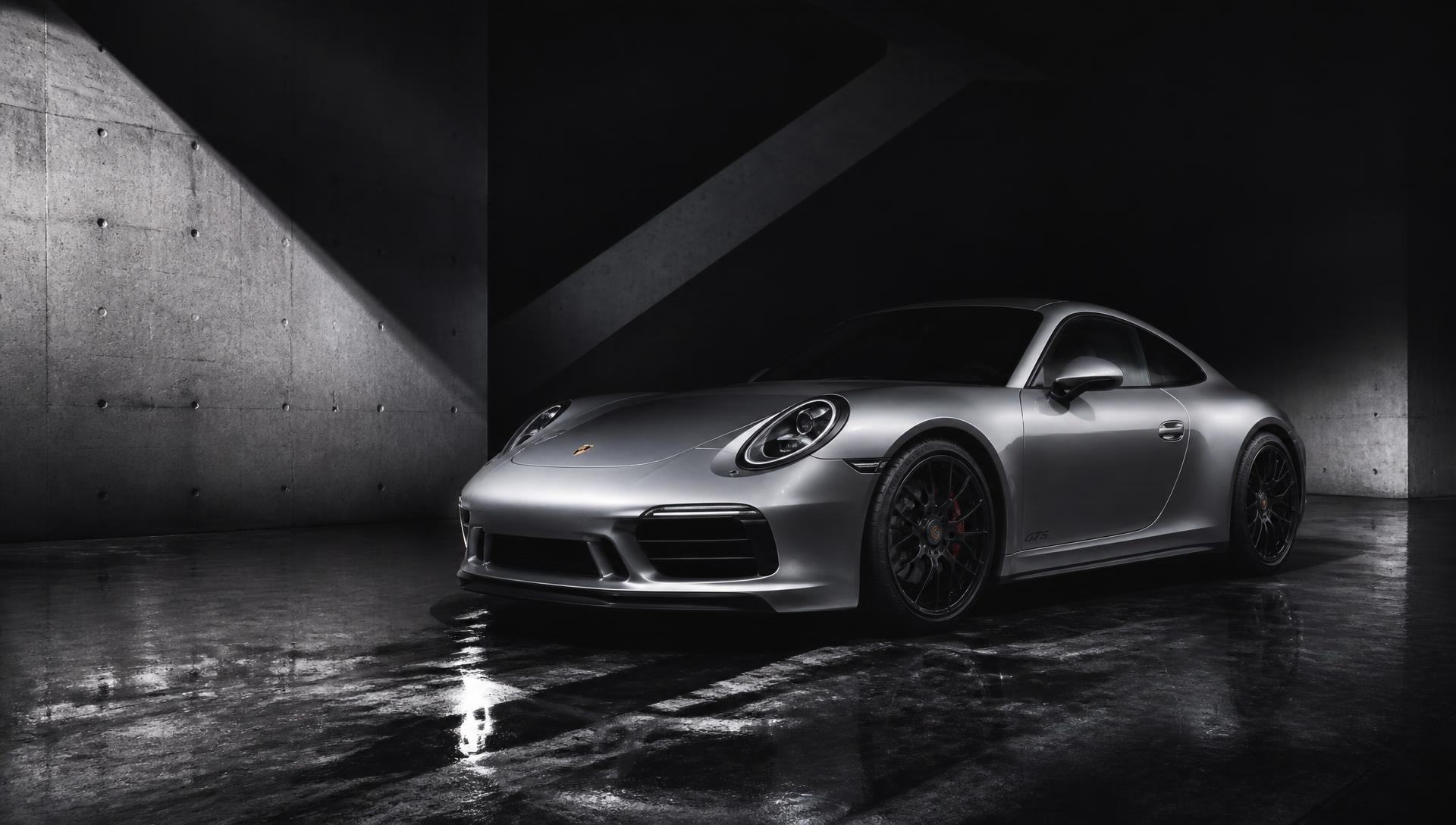 Porsche 911 em showroom premium